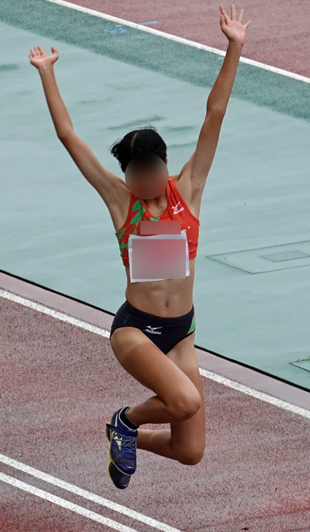 陸上女子コレクションVol.151　国体　陸上　少年女子　三段跳び　兵庫県代表アシックス製セパレートユニフォーム　愛媛県代表ミズノ製セパレートユニフォーム　ハイレグ　ハイカット　砂ブルマ　砂で汚れるブルマ　ブルマ食い込み直し