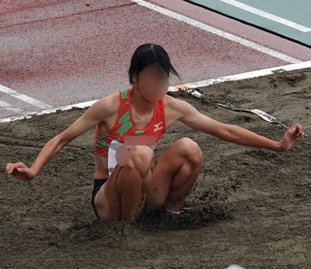 陸上女子コレクションVol.151　国体　陸上　少年女子　三段跳び　兵庫県代表アシックス製セパレートユニフォーム　愛媛県代表ミズノ製セパレートユニフォーム　ハイレグ　ハイカット　砂ブルマ　砂で汚れるブルマ　ブルマ食い込み直し