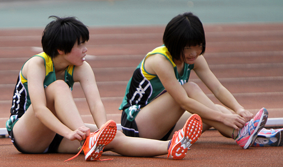 力走を終えて6～10セット　ランパン　隙間パンチラ　白ブルマ　白色インナーショーツ　競技後倒れる女子陸上選手　ハイレグ　腹筋　日焼け跡　スレンダー女子アスリート