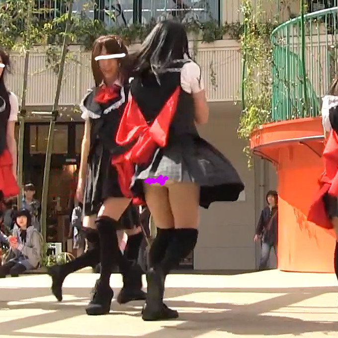 アイドルライブ　スパッツ穿き忘れ　ターンの度にスカートがめくれ、生パンティを披露してくれる地方アイドルユニット出演イベント