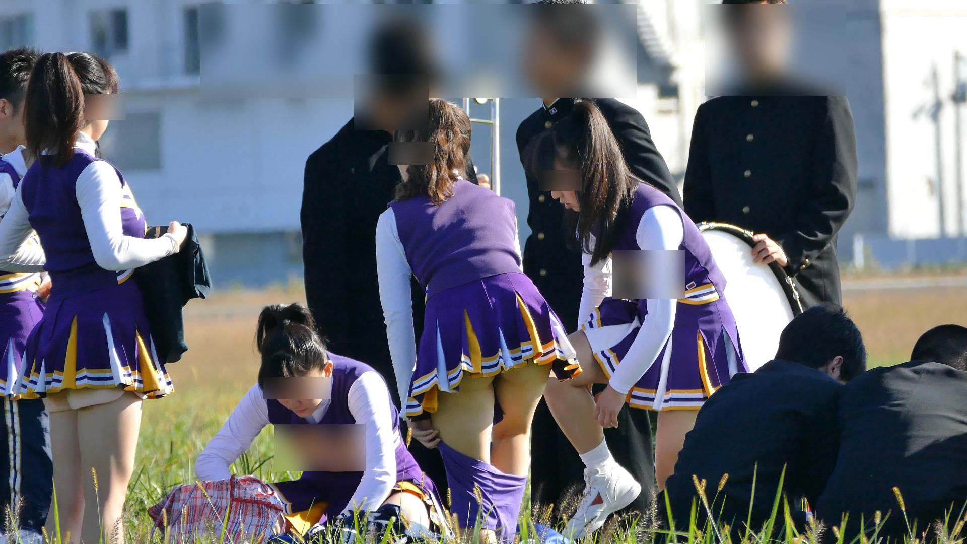 なにわガールズ５８２　【4K】 驚愕の映像 DE シコッティタイムや！連続攻撃フェーズ136 究極のフェチズムや！　最高！　大学生チアリーダー　屋外で着替え　スコート着用した後 ブルマ型アンスコを穿きだす生パンツ状態のチアリーダー