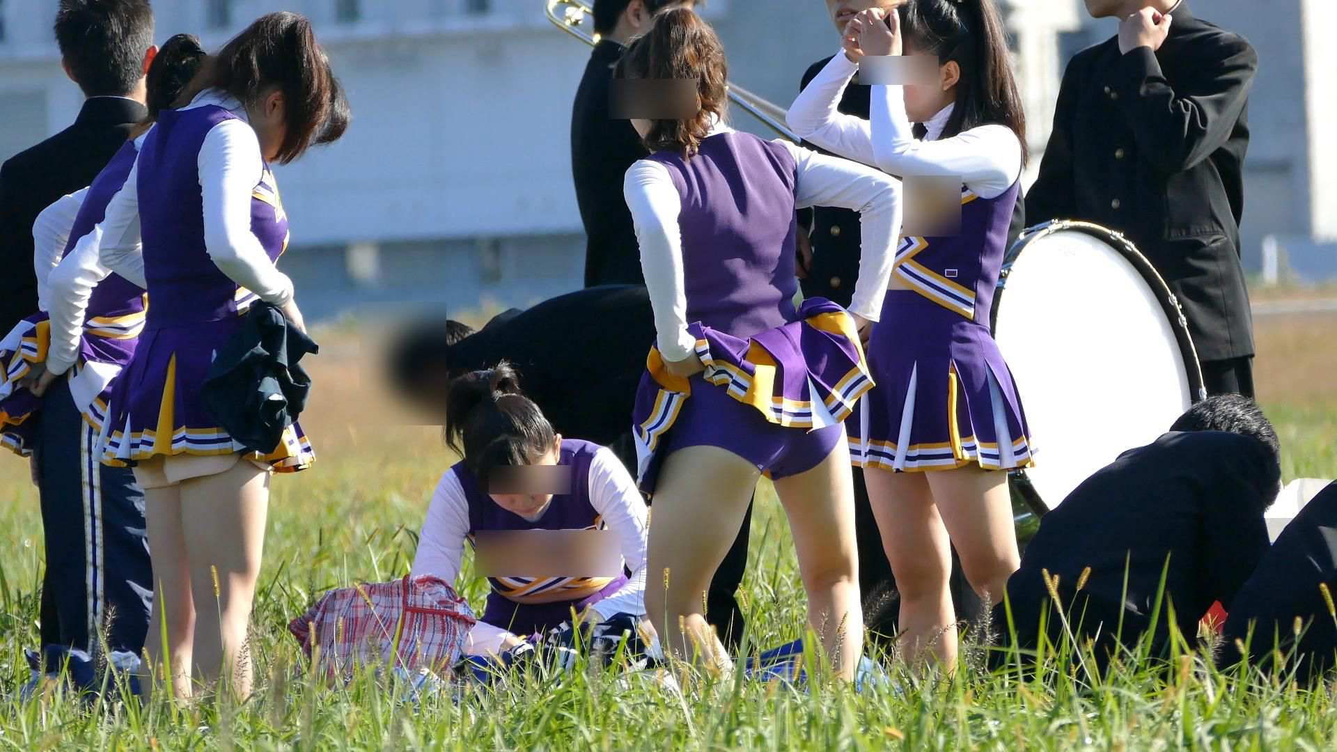 なにわガールズ５８２　【4K】 驚愕の映像 DE シコッティタイムや！連続攻撃フェーズ136 究極のフェチズムや！　最高！　大学生チアリーダー　屋外で着替え　スコート着用した後 ブルマ型アンスコを穿きだす生パンツ状態のチアリーダー