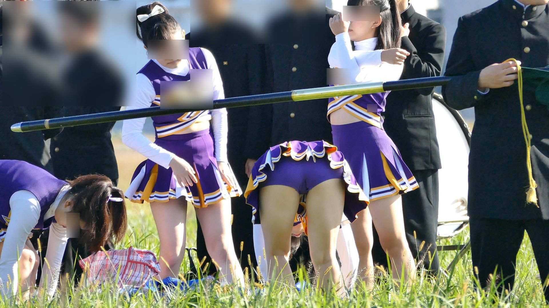 なにわガールズ５８２　【4K】 驚愕の映像 DE シコッティタイムや！連続攻撃フェーズ136 究極のフェチズムや！　最高！　大学生チアリーダー　屋外で着替え　スコート着用した後 ブルマ型アンスコを穿きだす生パンツ状態のチアリーダー