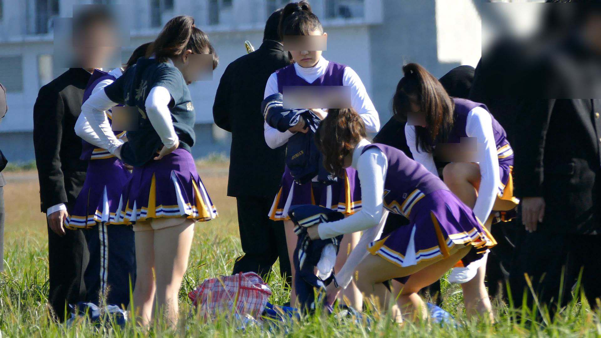 なにわガールズ５８２　【4K】 驚愕の映像 DE シコッティタイムや！連続攻撃フェーズ136 究極のフェチズムや！　最高！　大学生チアリーダー　屋外で着替え　スコート着用した後 ブルマ型アンスコを穿きだす生パンツ状態のチアリーダー