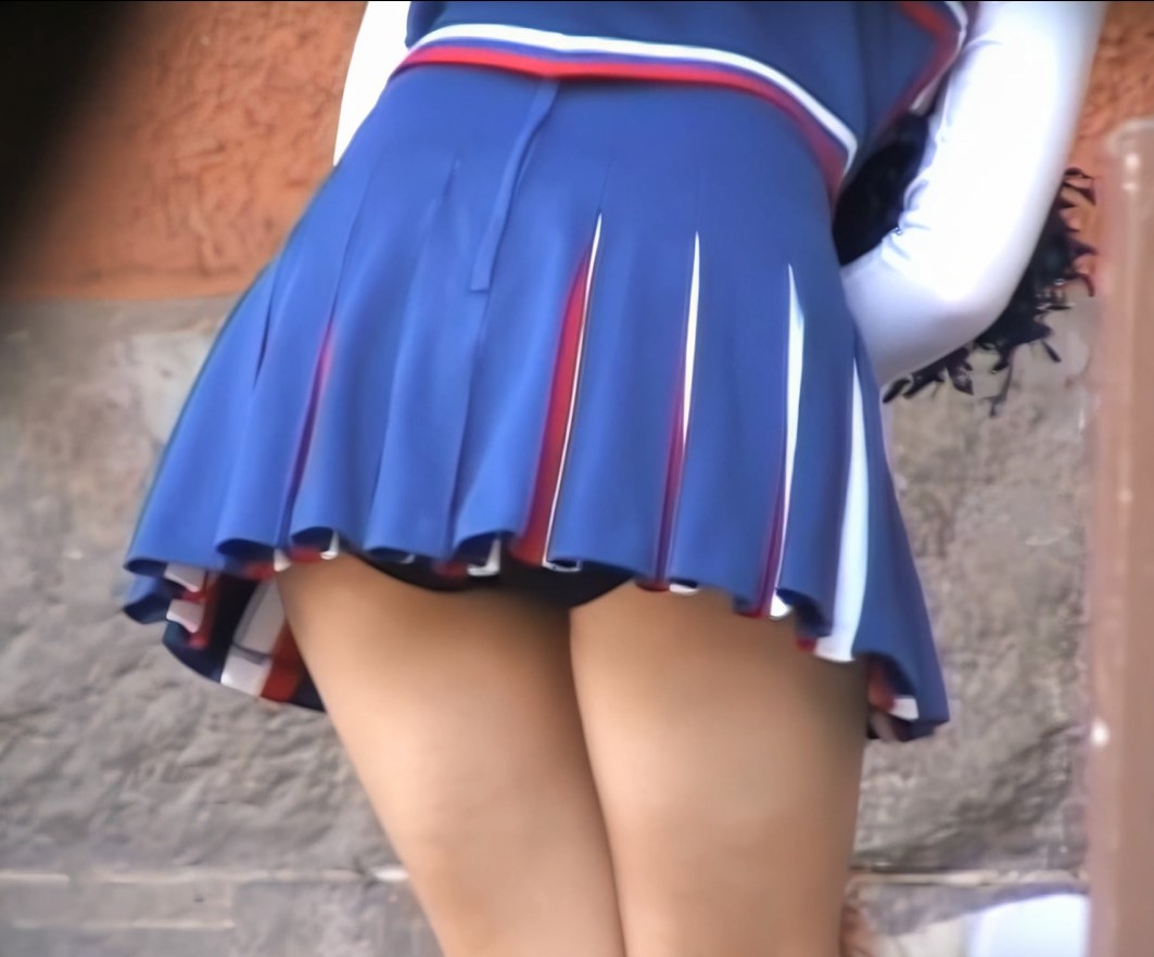 チア216  青い靴下　大学応援団チア　黒色アンスコ　ブルマ型アンダースコート　スコート　ブルマ　前屈みパンチラ
