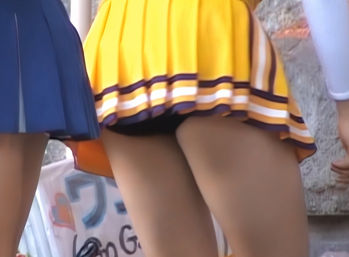 チア216  青い靴下　大学応援団チア　黒色アンスコ　ブルマ型アンダースコート　スコート　ブルマ　前屈みパンチラ