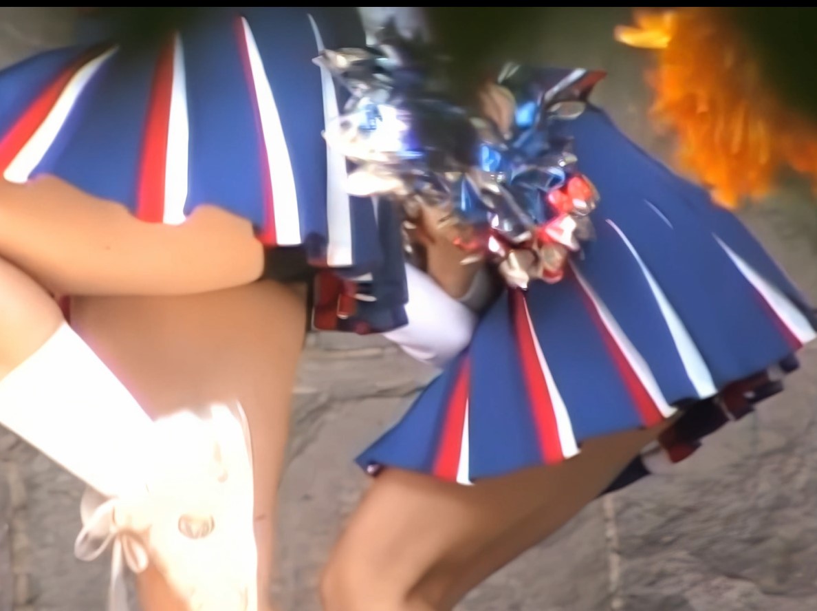 チア216  青い靴下　大学応援団チア　黒色アンスコ　ブルマ型アンダースコート　スコート　ブルマ　前屈みパンチラ