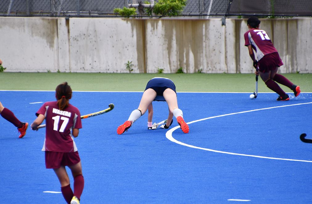 スポーツです　226　白いチャペル　女子ホッケー　スコート　アンダースコート　ブルマ　生足　前傾姿勢　生パンツ