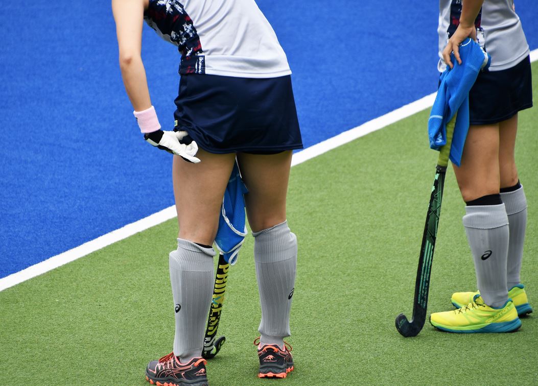 スポーツです　226　白いチャペル　女子ホッケー　スコート　アンダースコート　ブルマ　生足　前傾姿勢　生パンツ