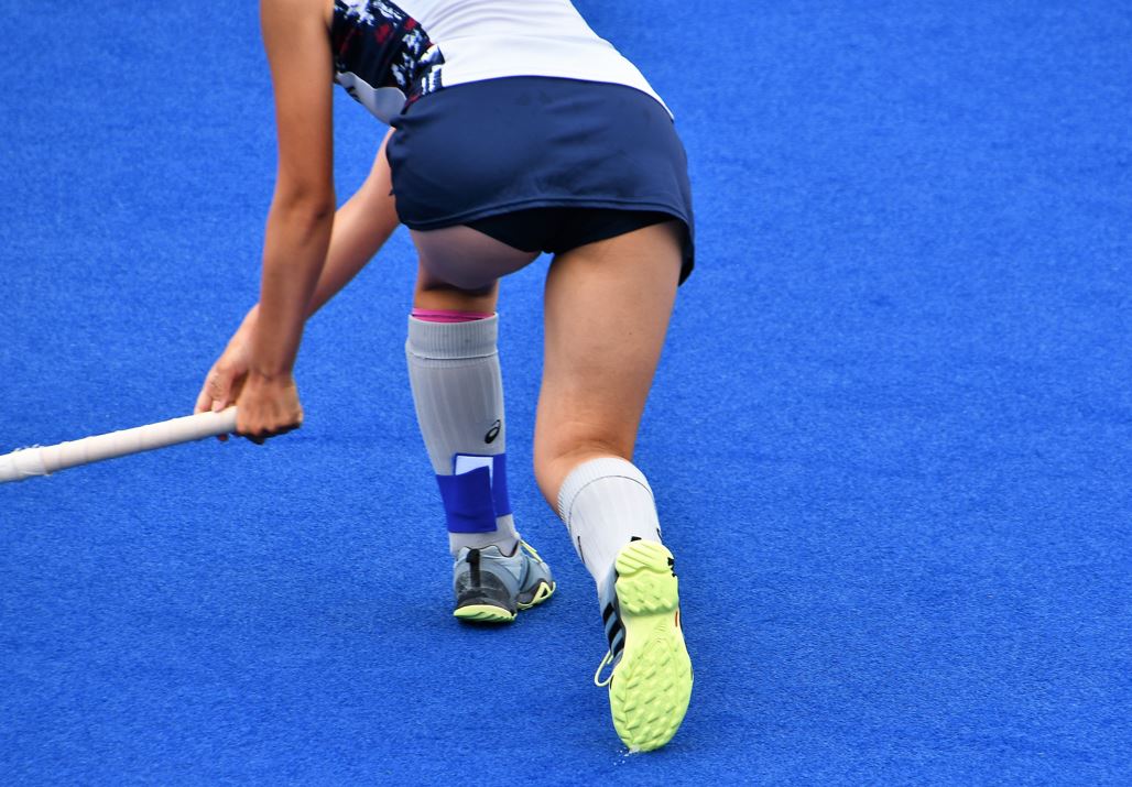 スポーツです　226　白いチャペル　女子ホッケー　スコート　アンダースコート　ブルマ　生足　前傾姿勢　生パンツ