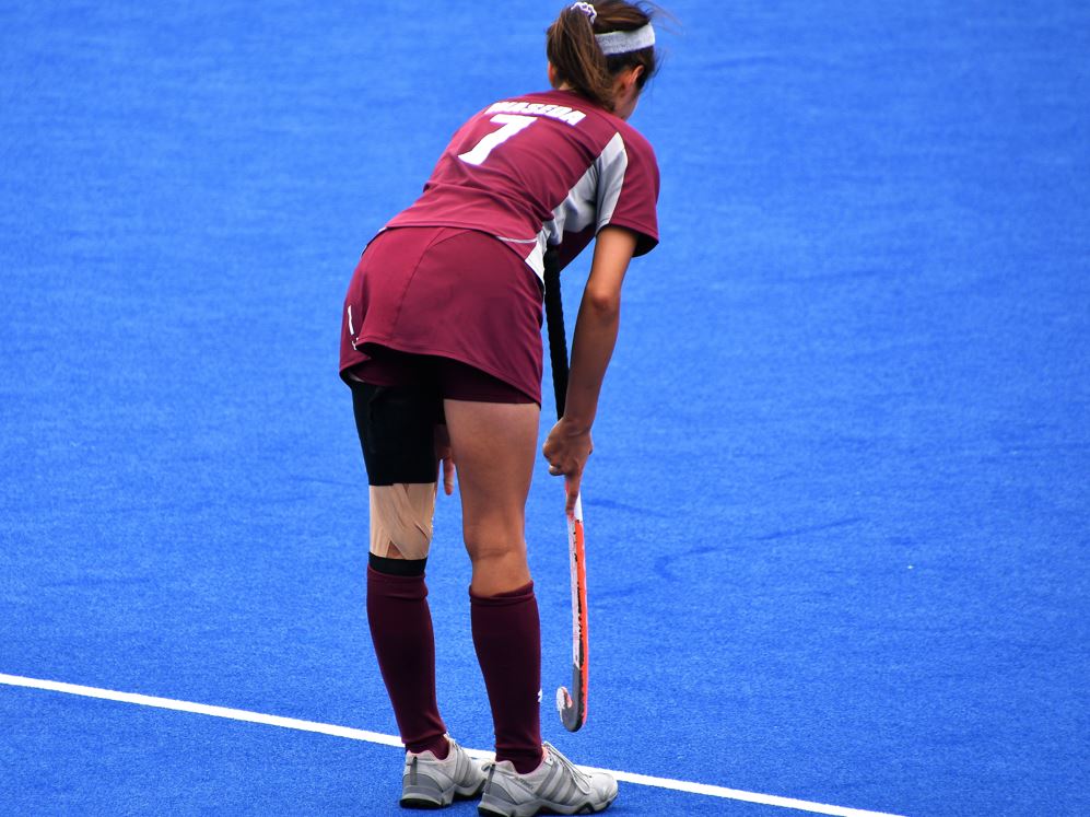 スポーツです　226　白いチャペル　女子ホッケー　スコート　アンダースコート　ブルマ　生足　前傾姿勢　生パンツ