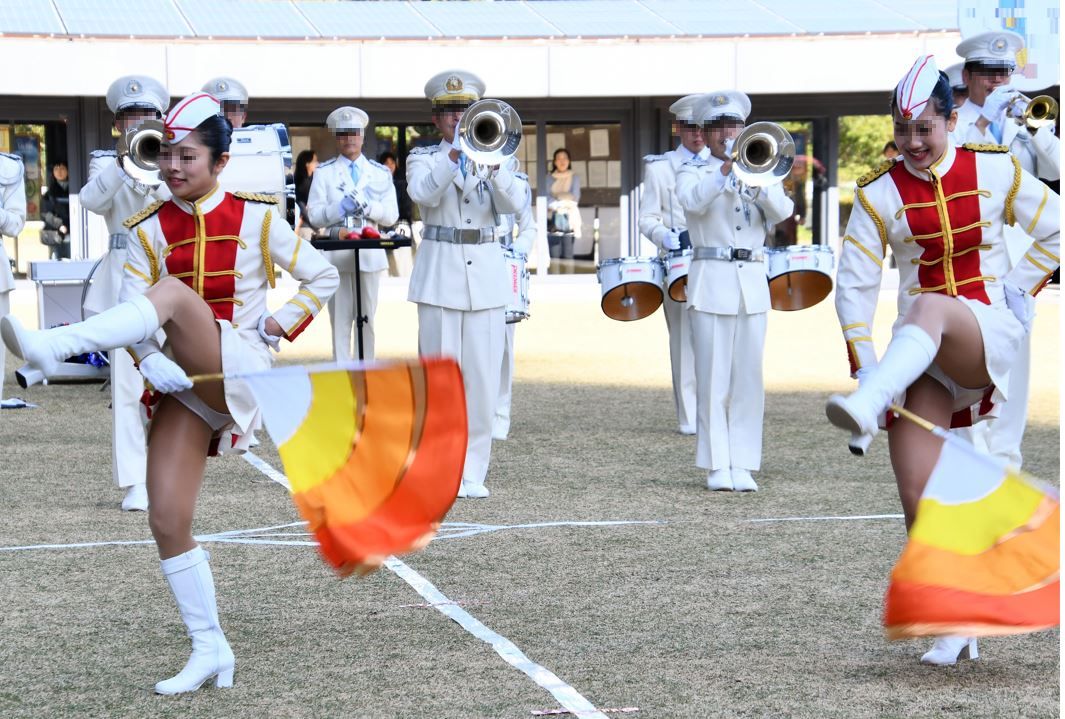 cheerです　32　カラーガード隊　白アンスコ　スコート　アンダースコート　パンチラ　生パンツ　白ブーツ　パンスト着用チア　パンストの上にアンスコ着用　
