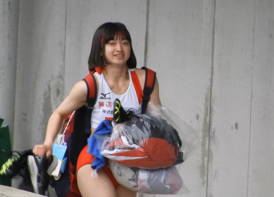 神辺旭高校　県立広島高校　女子陸上部　【動画】No.010 femi ミズノ製のセパレートユニフォーム　Nishiスポーツ製セパレートユニフォーム　陸上部　中学陸上　高校陸上　大学陸上　実業団　社会人ブルマ　美人アスリート　記念撮影　スナップ写真　陸上　陸上女子　ブルマ　ハイレグ　日焼け跡　セパレート　レーシングショーツ　腹筋