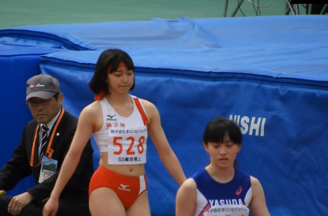 神辺旭高校　県立広島高校　女子陸上部　【動画】No.010 femi ミズノ製のセパレートユニフォーム　Nishiスポーツ製セパレートユニフォーム　陸上部　中学陸上　高校陸上　大学陸上　実業団　社会人ブルマ　美人アスリート　記念撮影　スナップ写真　陸上　陸上女子　ブルマ　ハイレグ　日焼け跡　セパレート　レーシングショーツ　腹筋