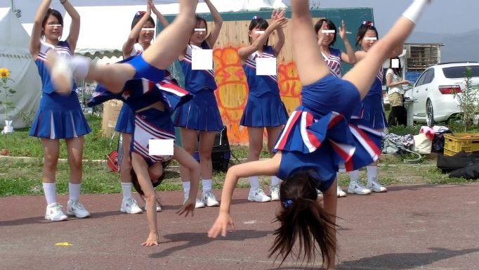 夏の地方地域イベントで演技＿青色アンスコ見えすぎ激カワ人気チアチーム演技　rnmfucm　側転　ブルマ型アンスコ　祭りのチアリーダー