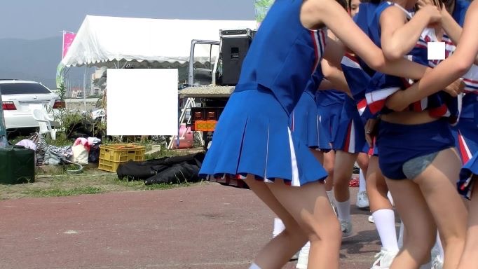 夏の地方地域イベントで演技＿青色アンスコ見えすぎ激カワ人気チアチーム演技　rnmfucm　側転　ブルマ型アンスコ　祭りのチアリーダー