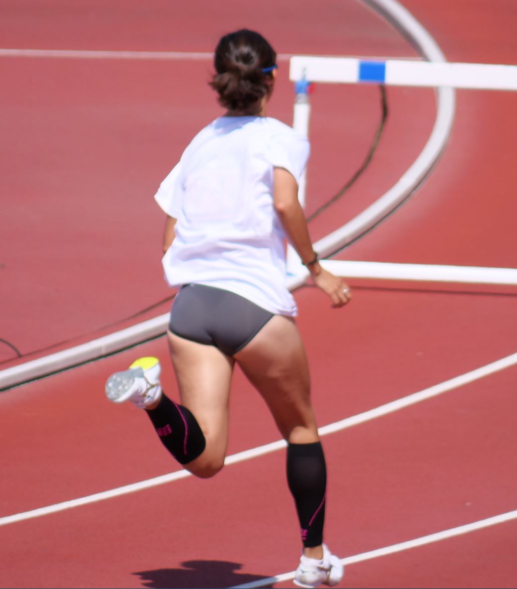 女子400m スタートポーズ 02 Moe　Tシャツブルマ　早稲田大学　女子陸上部　村上夏美　大学陸上女子　400ｍ走　立命館大学　アシックスブルマ