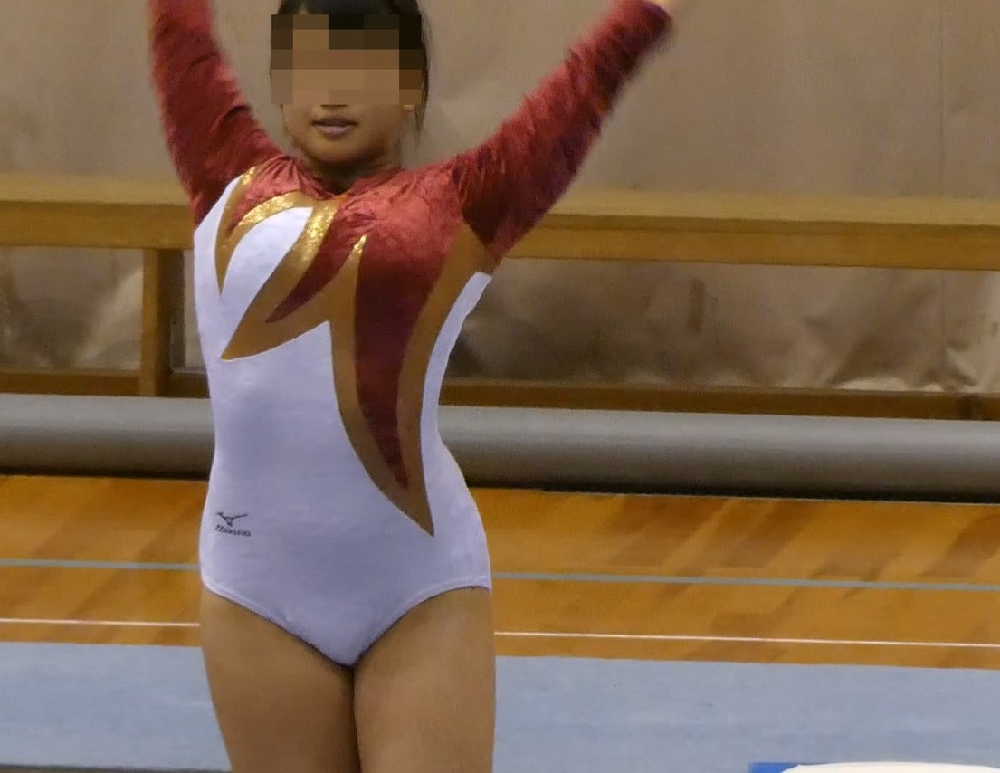 ボリューミーで張り裂けそう ハイレグ、食い込み、直し 桃狩り戦士 ハイレグレオタード　インナーショーツはみ出し　白色レオタード　サテン系生地レオタード　インナーショーツ透け　透けパン