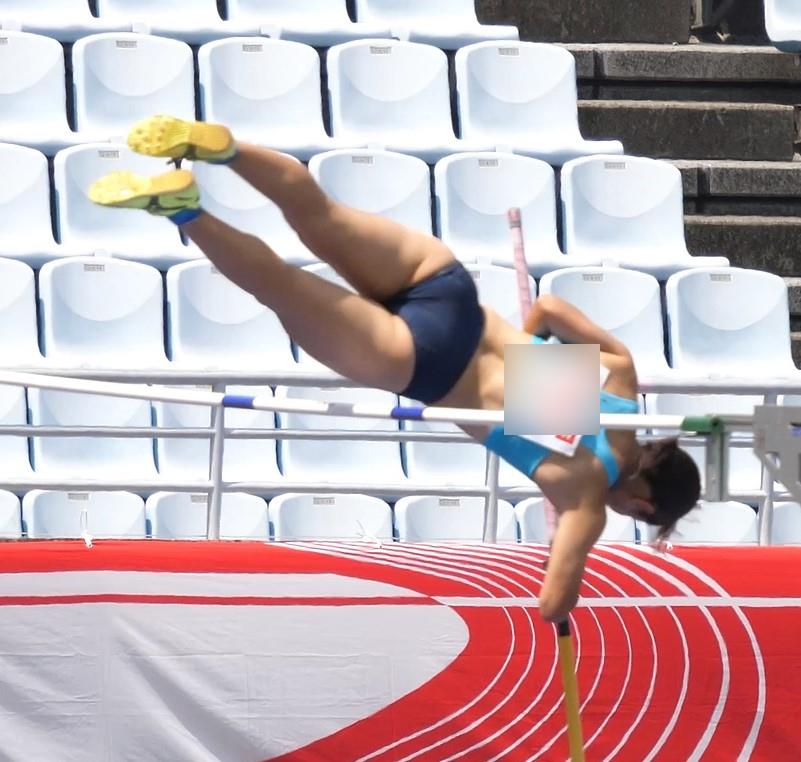 なにわガールズ965【4K】 素材のおかげ⁉　歴史的ポチに周囲騒然⁉　陸上女子　走り高跳び　筑波大学女子陸上部　デサント製ハイレグレーシングブルマ　第106回日本陸上競技選手権大会　第38回U20日本陸上競技選手権大会　ブラトップ胸ポチ　胸ぽち　ブルマはみ尻