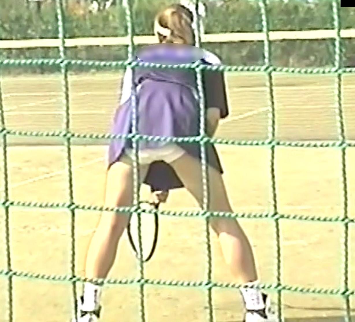 懐かしのテニス 90年代後半 屋外試合  サワマト　社会人ブルマ　スコートブルマ　白色アンダースコート　ヒダヒダ白色アンダースコート