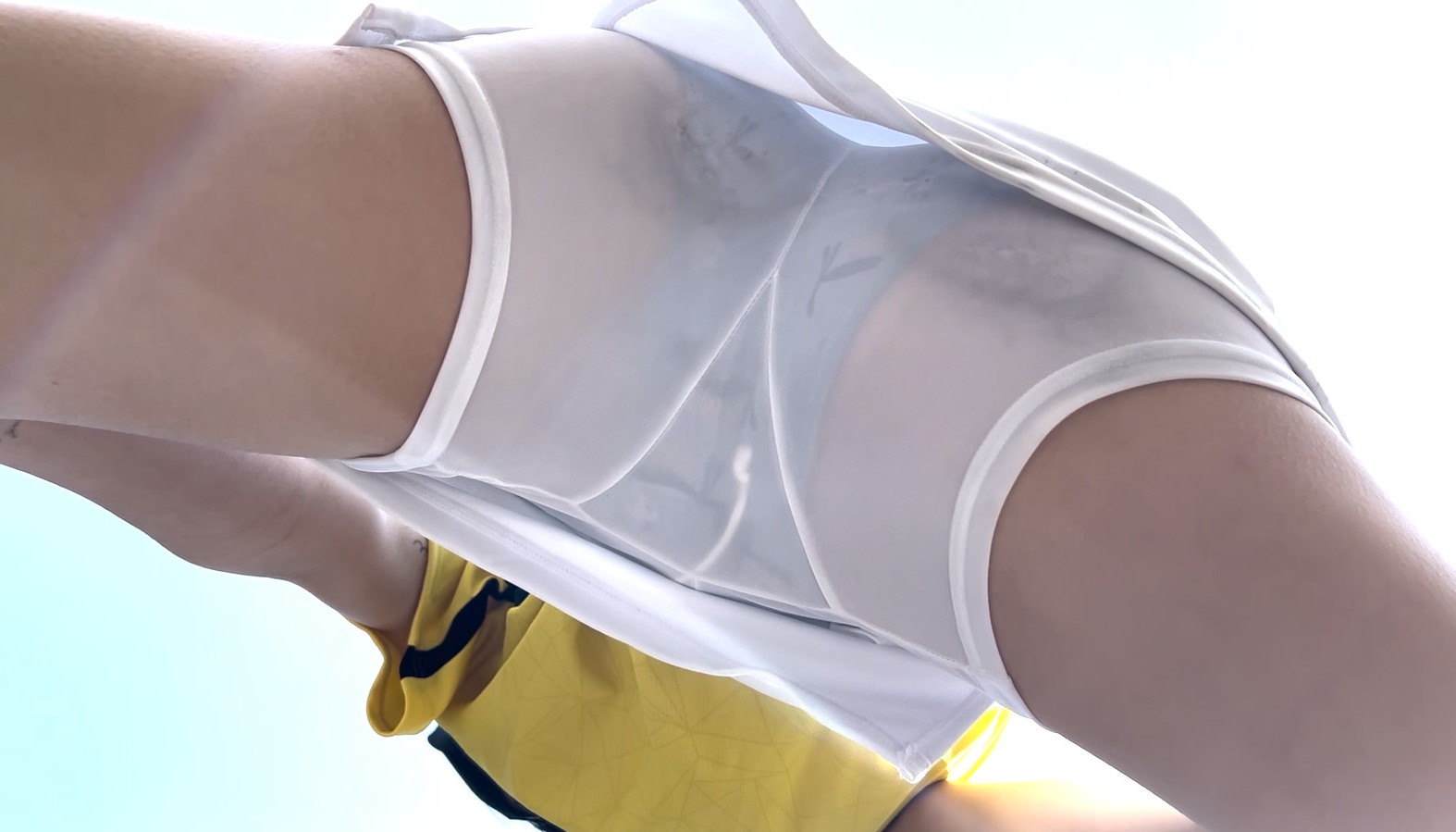 【テニスウェア】真下アングル！ストレッチしたら、透けパン、はみパン、すきまパン てんてん　透けスパッツ　生パンテニス　濃紺アンスコ　テニスを真下から撮影　生下着　スパッツ穿き忘れ